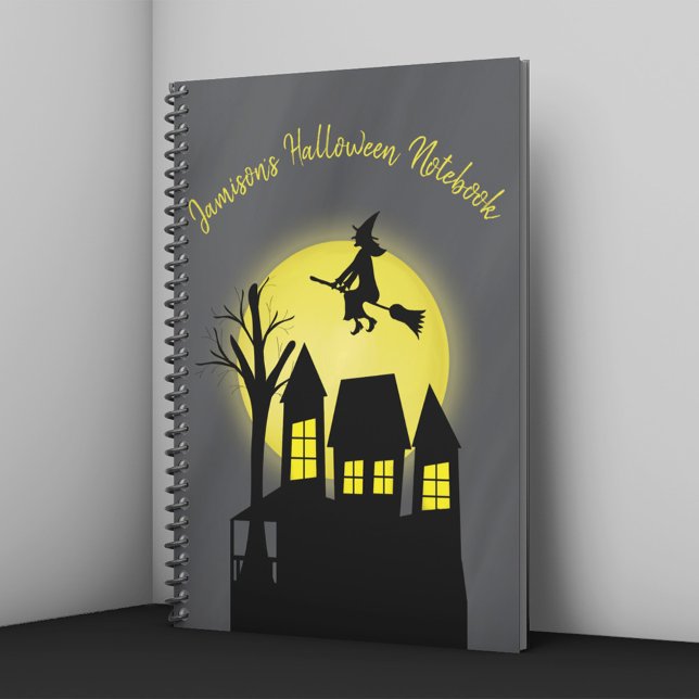 Caderno Espiral Casa Assombrada e Bruxa Voadora com Lua (Spooky Halloween notebook with witch flying over haunted house and glowing full moon.)