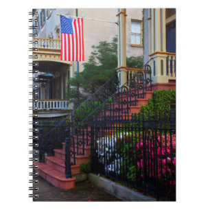 Caderno Espiral Casa no distrito histórico na primavera