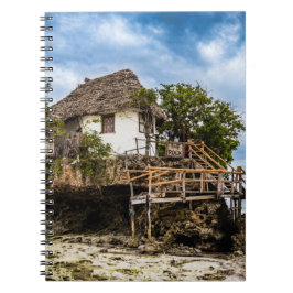 Caderno Espiral Casa pitoresca sobre um afloramento tropical de co