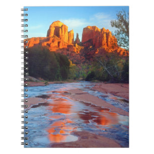 Caderno Espiral Cathedral Rock refletida no Oak Creek ao pôr do so
