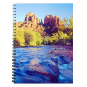 Caderno Espiral Cathedral Rock refletindo no Oak Creek, Arizona