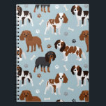 Caderno Espiral Cavalier King Charles Spaniel Paws e Bones<br><div class="desc">Corajoso Rei Cavalier Charles Spaniel com casacos pretos,  castanhos e brancos com ossos de cão espalhados e padrões de pegadas.</div>
