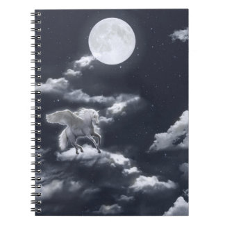 Caderno Espiral Cavalo branco alado: céu iluminado pela lua.