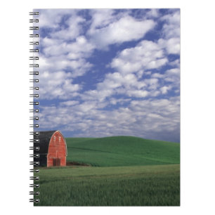 Caderno Espiral Celeiro vermelho no campo do trigo & da cevada em