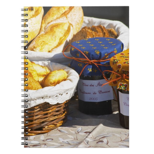 Caderno Espiral Cesta com croissants e pães de chocolate. (Frente)
