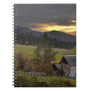 Caderno Espiral Céu do pôr do sol sobre vinhas e cabana histórica