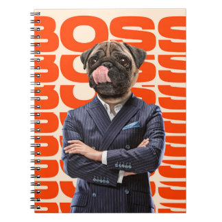 Caderno Espiral Chefe com cabeça de cão em pé com as mãos cruzadas