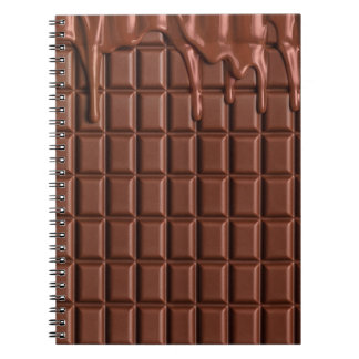 Caderno Espiral Chocolate derretido pingando sobre um bloco de cho