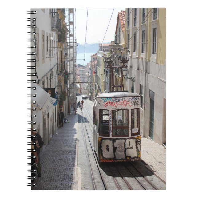 CADERNO ESPIRAL CINZA NO CAMINHO DE FERRO AO LONGO DO EDIFÍCIO (Frente)
