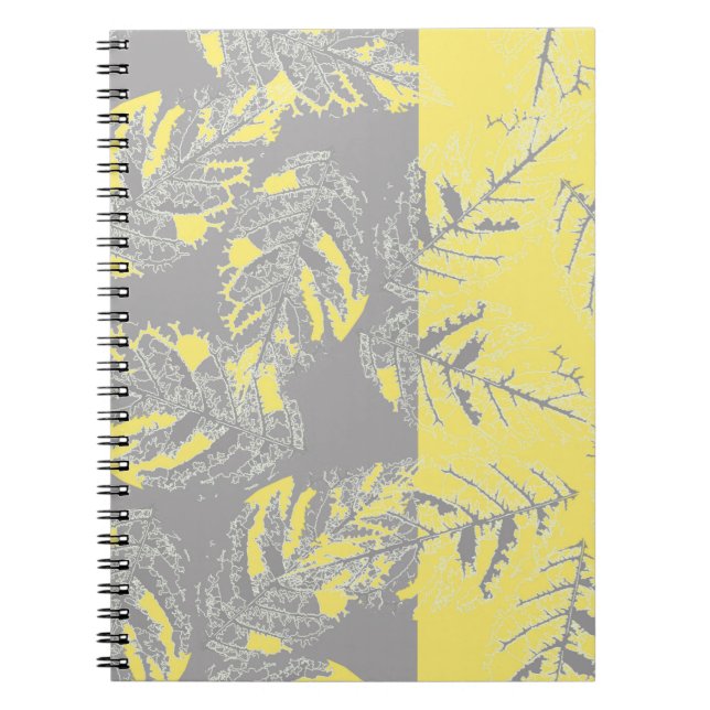 Caderno Espiral Cinzas e folhas amarelas sobre fundo listrado. (Frente)