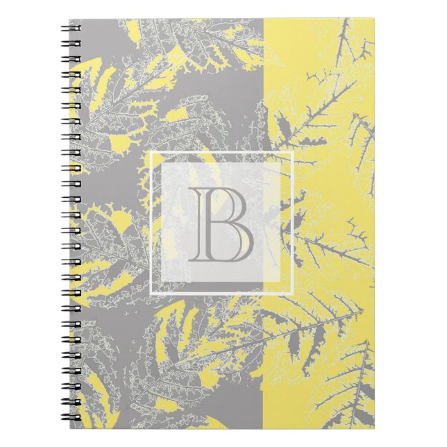 Caderno Espiral Cinzas e folhas amarelas sobre fundo listrado. (Frente)