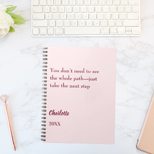 Caderno Espiral Citação inspiradora de objetivo em rosa corado