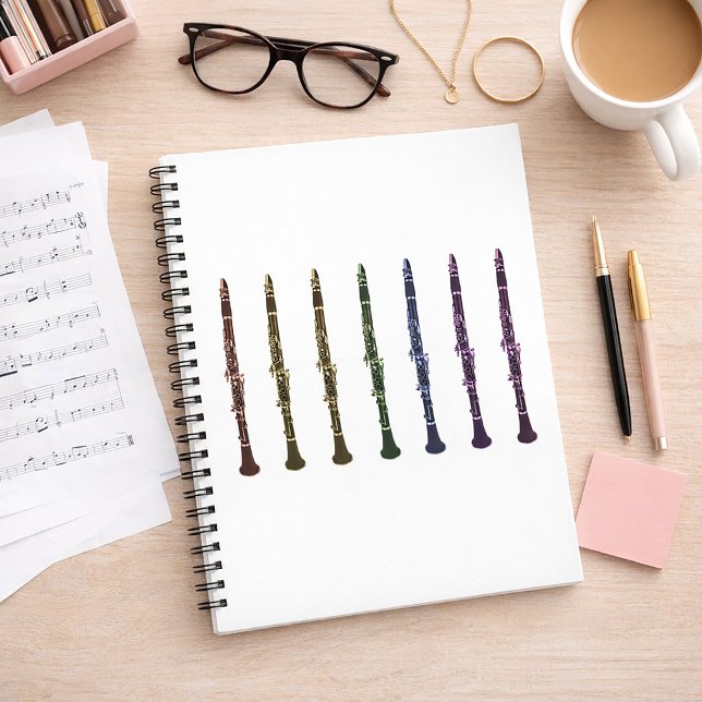 Caderno Espiral Clarinete Multicolor Presente Único para Professor (A notebook featuring a colorful lineup of clarinets.)