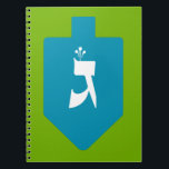 Caderno Espiral Colorida Dreidel w. Hebraico - Letras Gimmel & Shi<br><div class="desc">Sonho teal brilhante sobre fundo verde com a letra hebraica brilhando de um lado e brilhando do outro para as comemorações do feriado judeu de Chanucá. Tradicionalmente, durante as férias de Chanukah, crianças (e muitas vezes adultos) jogam um jogo de risco seguro com um sonho (ou sevivon no hebraico moderno)....</div>