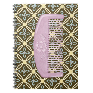 Caderno Espiral Comb Lavanda sobre fundo de chocolate