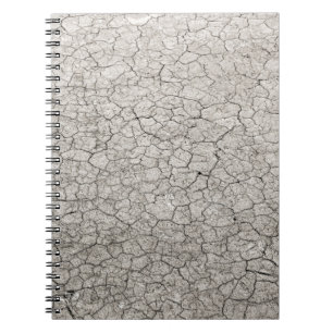 Caderno Espiral Conceito de verme global - terra rachada e queimad