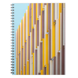 CADERNO ESPIRAL CONSTRUÇÃO CONCRETA AMARELO DURANTE O DIA