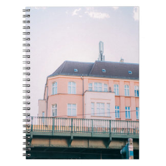 CADERNO ESPIRAL CONSTRUÇÃO DE CONCRETOS BRANCOS E LARANJAS