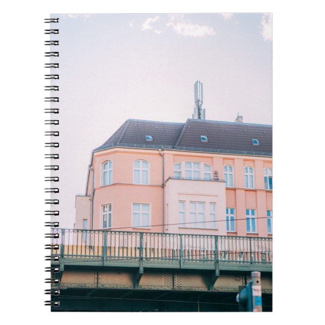 CADERNO ESPIRAL CONSTRUÇÃO DE CONCRETOS BRANCOS E LARANJAS (Frente)