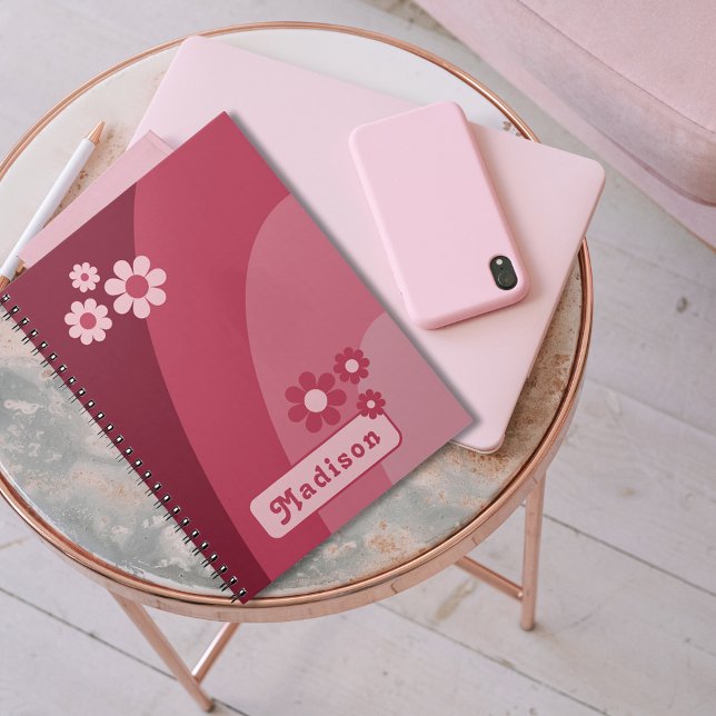 Caderno Espiral Cor-de-rosa-palha da Groovy Retro (Retro daisy arch groovy typography custom name pink notebook for school or journaling )