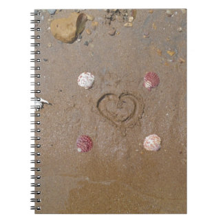 Caderno Espiral coração na areia com conchas