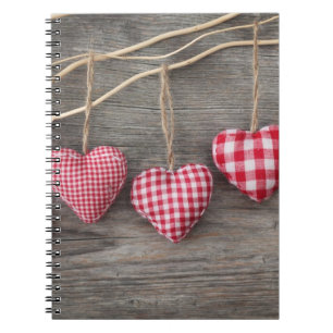 Caderno Espiral Corações vermelhos na mesa de madeira