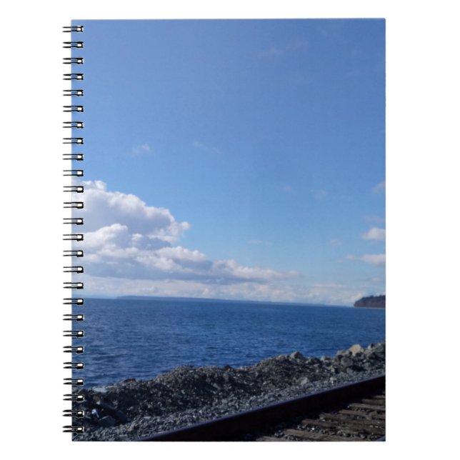 Caderno Espiral costa e via-férrea sob céu azul (Frente)