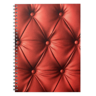 Caderno Espiral Couro Vermelho Texturizado: Fechamento Detalhado d