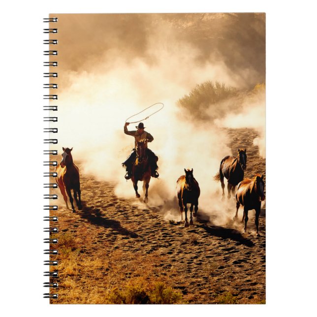 Caderno Espiral Cowboys perseguindo cavalos selvagens. (Frente)