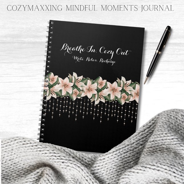 Caderno Espiral Cozymaxxing Momentos Médios Diário Preto e Floral (Elevate your cozymaxxing with the Mindful Cozymaxxing Moments journal, your personal sanctuary)