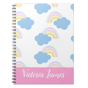 Caderno Espiral Crianças de Verão Padrão Arco-íris e Nuvens Nome 