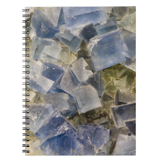 Caderno Espiral Cristais azuis da fluorite na matriz (Frente)