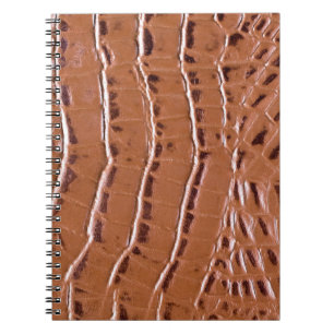 Caderno Espiral Crocodilo em couro texturizado em fundo abstrato, 