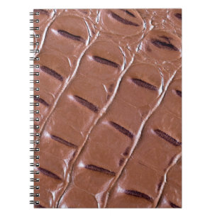 Caderno Espiral Crocodilo em couro texturizado em fundo abstrato, 