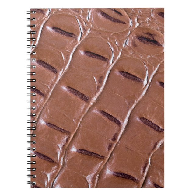 Caderno Espiral Crocodilo em couro texturizado em fundo abstrato,  (Frente)