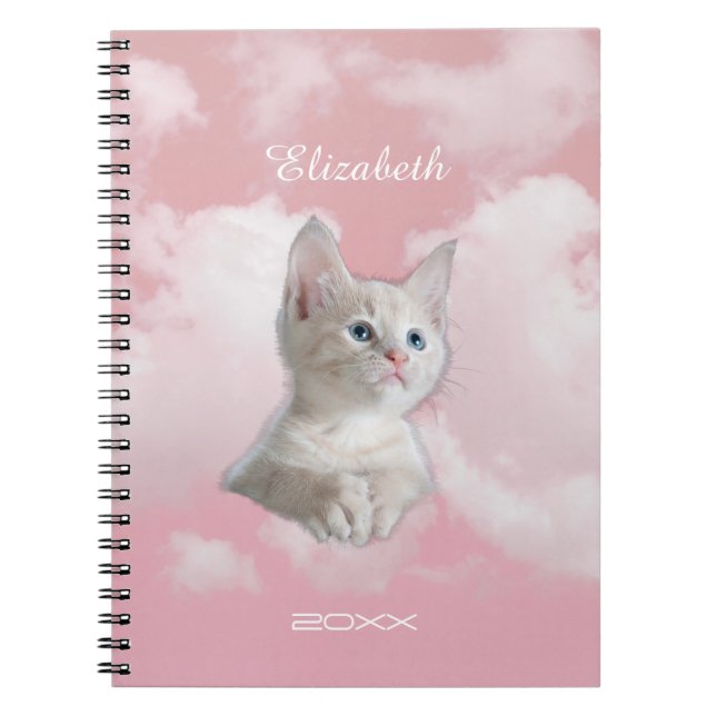 Caderno Espiral Cute White Kitten Rosa Sky Clouds Nome Ano (Frente)