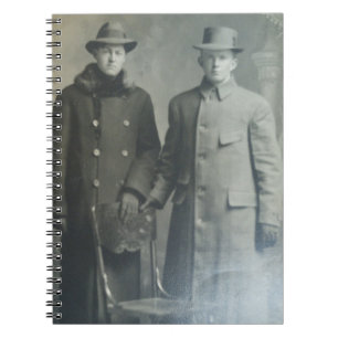 Caderno Espiral Dapper Brothers in Overcoats RPPC Foto B&W