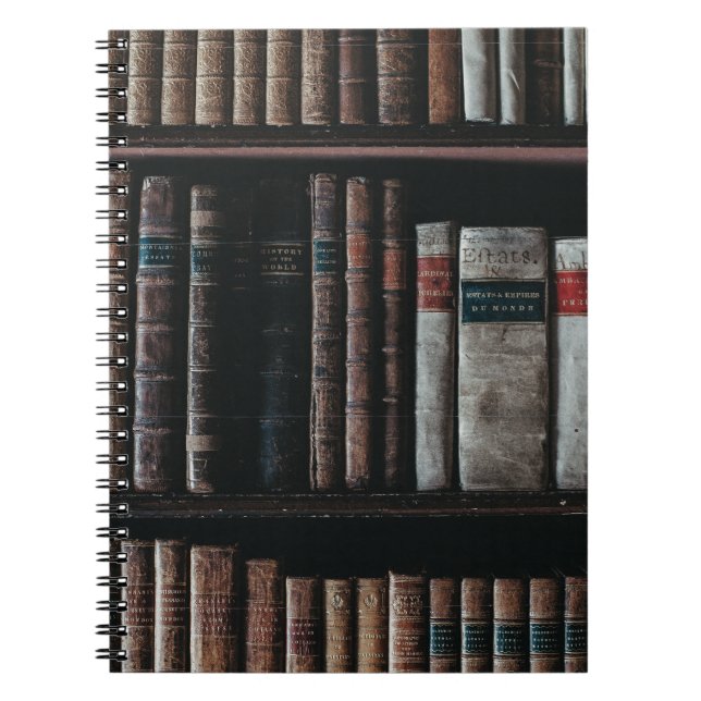 Caderno Espiral Dark Academia - prateleira estética (Frente)