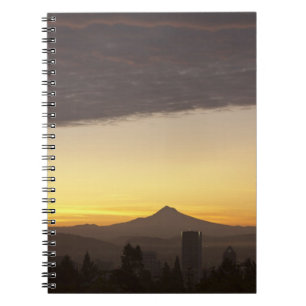 Caderno Espiral Dawn sky sobre Portland e Mt. Hood, Oregon
