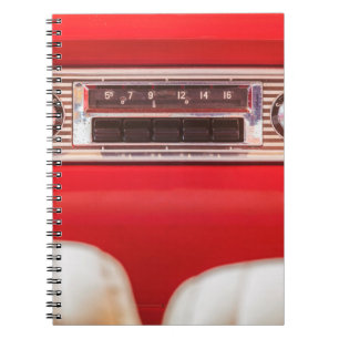 Caderno Espiral Dentro de rádio de carro antigo um carro americano
