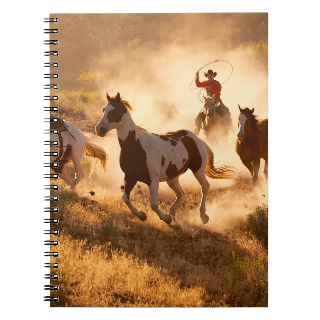 Caderno Espiral Dois cowboys ocidentais andando a cavalo, a papar  (Frente)