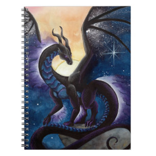 Caderno Espiral Dragão preto com céu nocturno por Carla Morrow