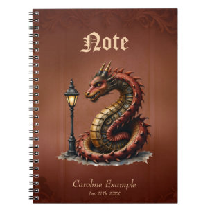 Caderno Espiral Dragão Steampunk próximo a uma lâmpada de rua vint