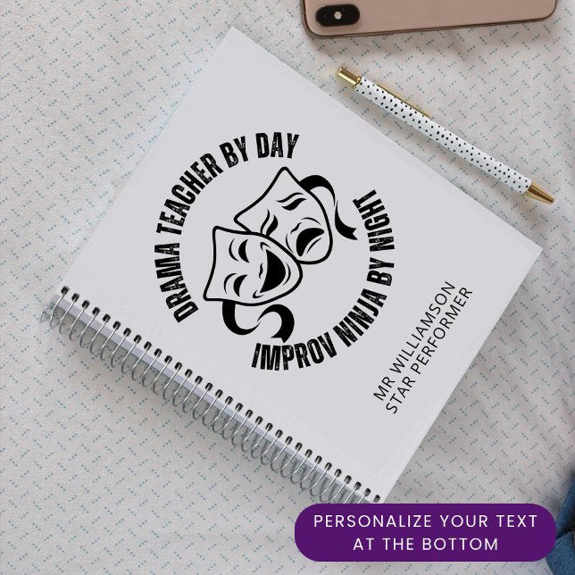 Caderno Espiral Dramatista Diversão Por Dia IMPROV NINJA De Noite (Fun DRAMA TEACHER/IMPROV NINJA personalized notebook. Ideal drama teacher appreciation gift. )