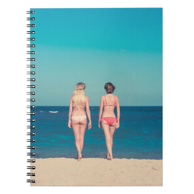 CADERNO ESPIRAL DUAS MULHERES A VESTIR BIKINI EM PAREDE (Frente)