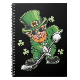 Caderno Espiral Duende Jogando Hóquei no Gelo Dia de São Patrício