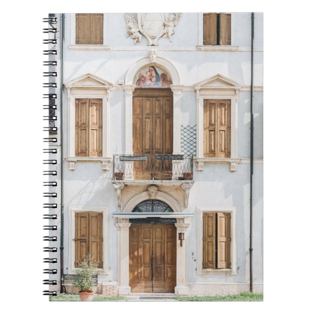CADERNO ESPIRAL EDIFÍCIO BRANCO CONCRETO COM PORTAS DE MADEIRA E V (Frente)