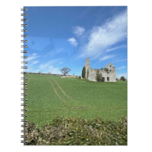 Caderno Espiral Edifício de pedra em campo verde no campo irlandês