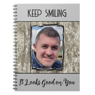 Caderno Espiral Efeito da madeira da cinza Faux continua sorrindo