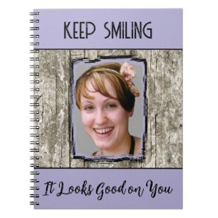 Caderno Espiral Efeito de madeira de cinza falsa continua sorrindo